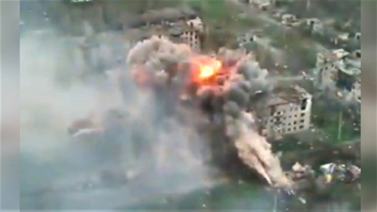 Potężna eksplozja bomby JDAM. Wagnerowcy byli w środku budynku