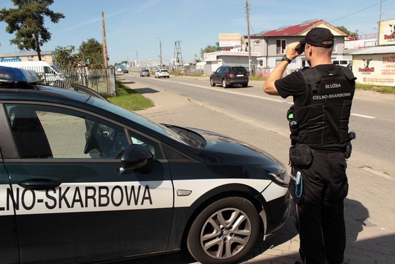 Tir przewoził niemal 3 tys. sztuk odzieży