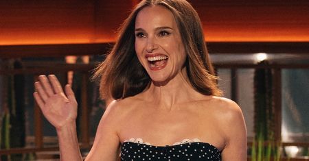Falbanki i prześwity. Zjawiskowa Natalie Portman przyciągała spojrzenia na pokazie mody
