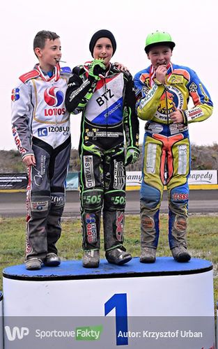 Bartosz Tyburski na podium zawodów miniżużlowych wraz z Wiktorem Przyjemskim i Pawłem Trześniewskim