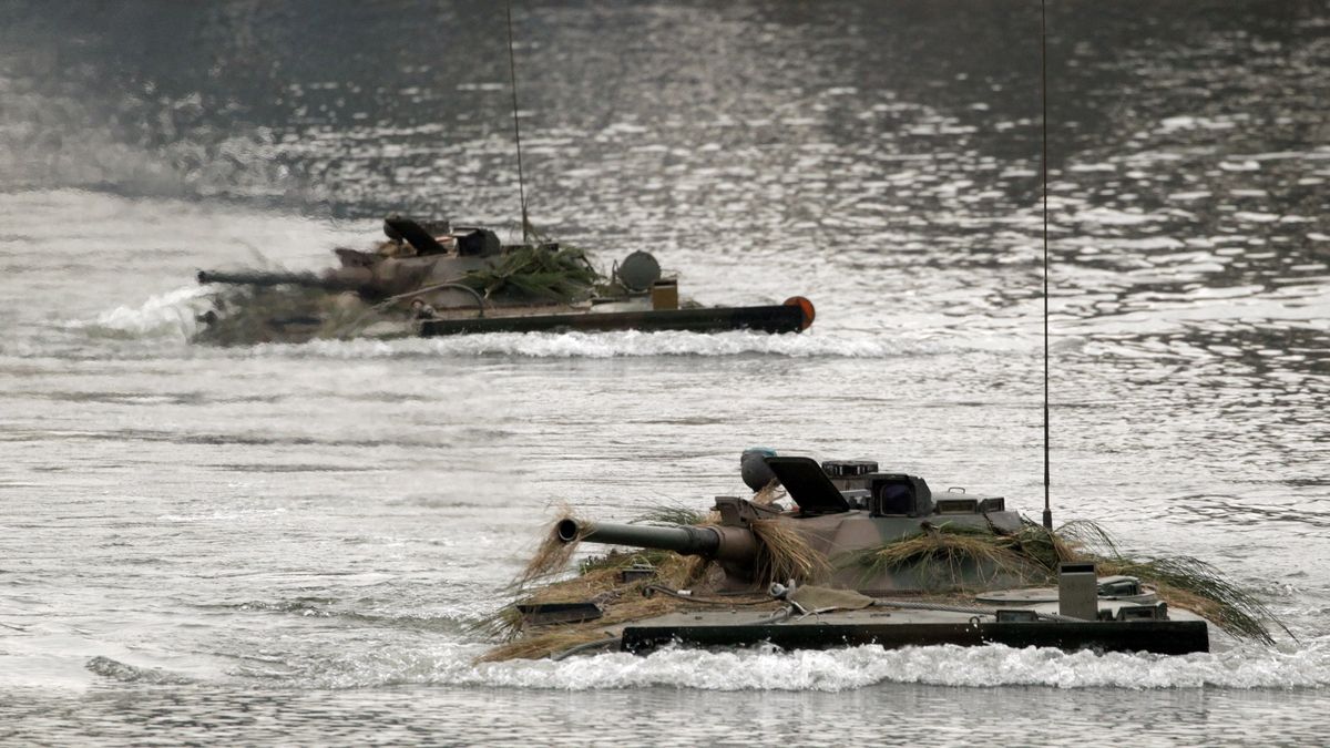 Zdjęcie dnia. Pokaz forsowania przeszkody wodnej podczas ćwiczeń TUMAK-20 1