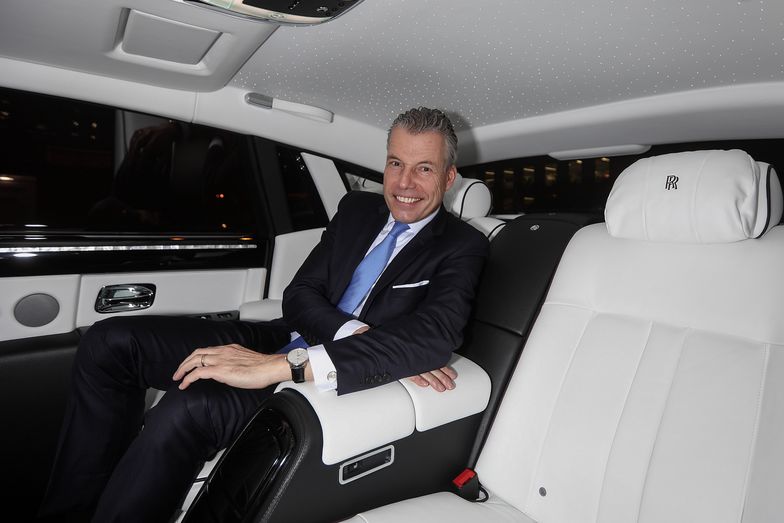 "Nikt nie kupuje Rolls-Royce'a w wersji bazowej". CEO mówi nam o samochodach za miliony