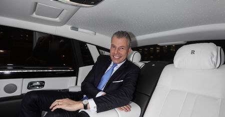 "Nikt nie kupuje Rolls-Royce'a w wersji bazowej". CEO mówi nam o samochodach za miliony