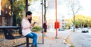 Ładujesz telefon na przystanku? Sprawdź, dlaczego popełniasz błąd