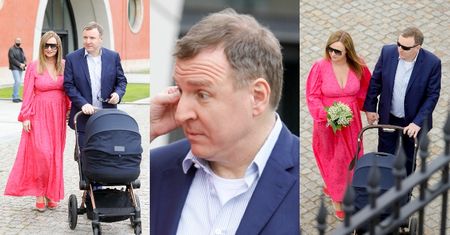Jacek Kurski pozuje z córką w wózku i żoną Joanną, która próbuje wyciągnąć ukochanemu paproch z oka (ZDJĘCIA)