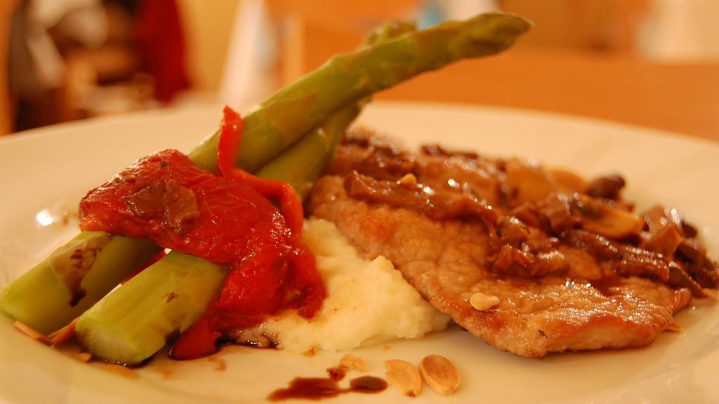 Cielęcina zrazowa górna (samo mięso) smażona na patelni bez panierki
