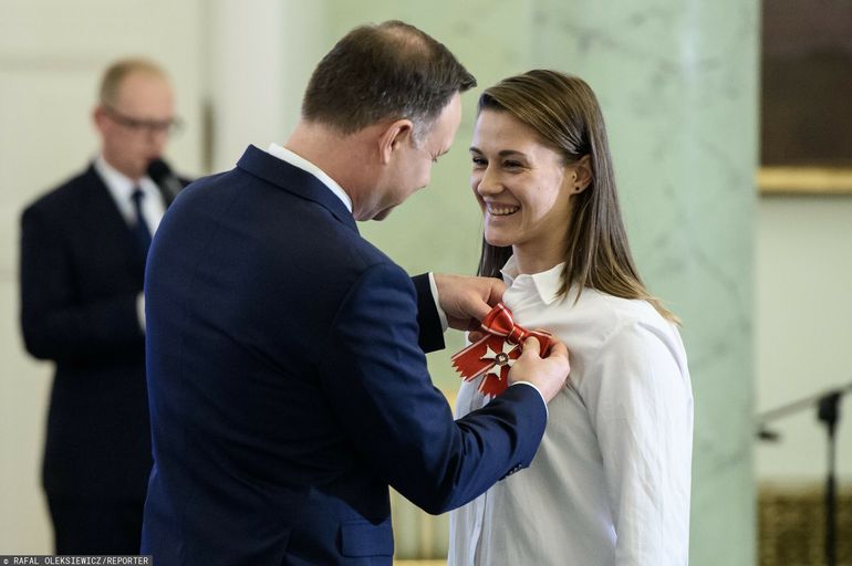 Prezydent Andrzej Duda odznacza Natalię Partykę Krzyżem Komandorskim Orderu Odrodzenia Polski za wybitne osiągnięcia sportowe, za promowanie Polski na arenie międzynarodowej / Rafał Oleksiewicz/REPORTER/EastNews