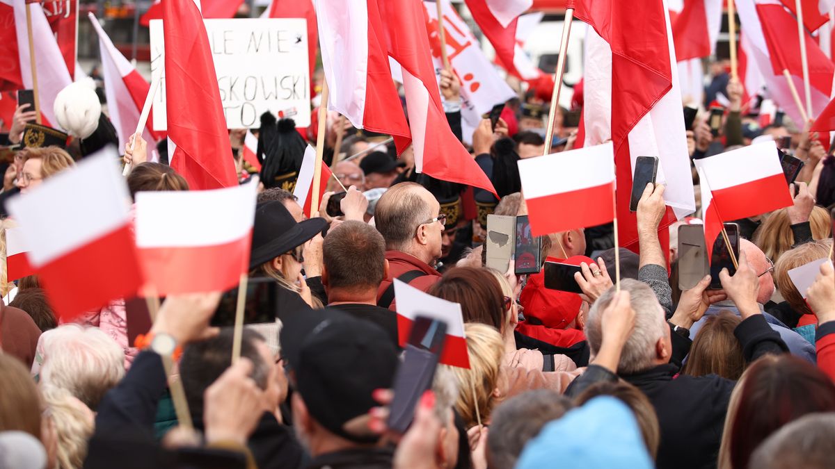 Katowice, 29.05.2025. Wybory Prezydenta RP 2025 - kampania. Uczestnicy wiecu wyborczego kandydata Komitetu Obywatelskiego w zbliżających się wyborach na fotel prezydenta RP, popieranego przez Prawo i Sprawiedliwość prezesa Instytutu Pamięci Narodowej Karola Nawrockiego na placu Kwiatowym w Katowicach, 29 bm. (jm) PAP/Jarek Praszkiewicz