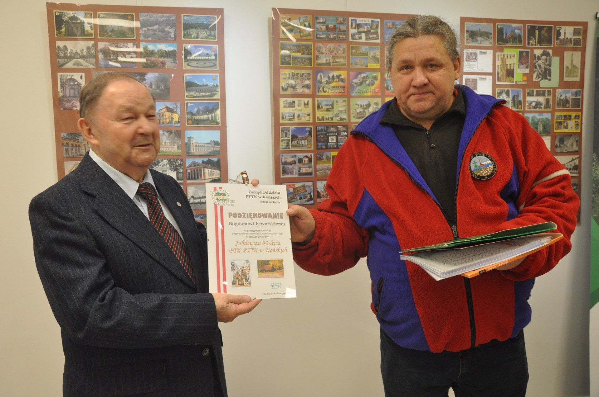 Prezes PTTK Krzysztof Wiatr wręcza podziękowanie dla Bogdana Faworskiego za udział w obchodach 90-lecia PTTK