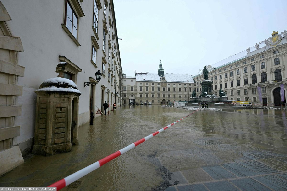 Wewnętrzny dziedziniec pałacu Hofburg w Wiedniu w Austrii zostaje zalany 6 grudnia 2023 r. w wyniku pęknięcia rury. 