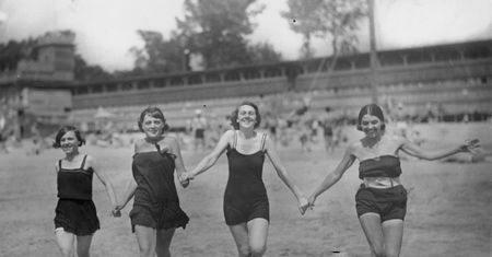 Tak się plażowało w Warszawie prawie 100 lat temu. "Niezwykle popularna rozrywka"