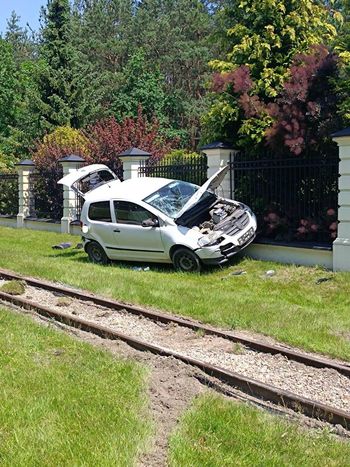 Wypadek Brochów-Kolonia. Samochód wjechał na torowisko kolejki wąskotorowej, motocyklista uciekł z miejsca zdarzenia!