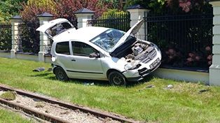 Wypadek Brochów-Kolonia. Samochód wjechał na torowisko kolejki wąskotorowej, motocyklista uciekł z miejsca zdarzenia!