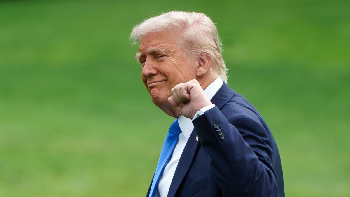 US President Donald Trump walks on the South Lawn as he prepares to leave the White House via Marine One in Washington, DC, USA, 01 May 2025. President Trump is due to visit Alabama and Florida. EPA/WILL OLIVER Dostawca: PAP/EPA.