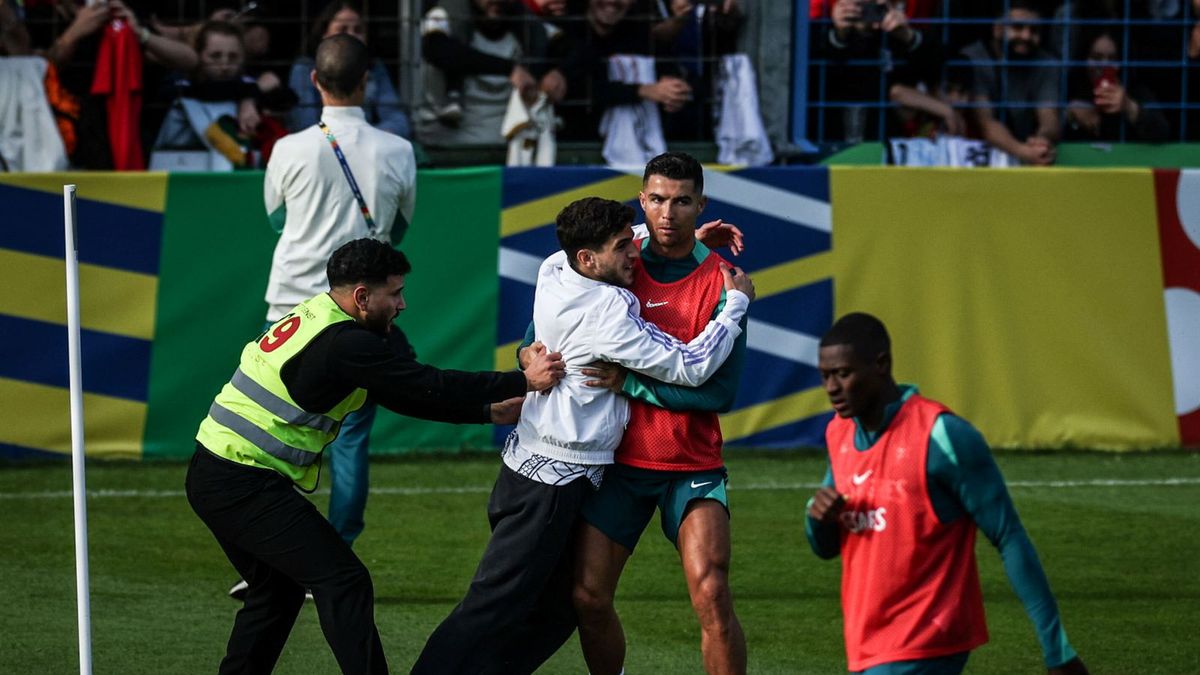 Zdjęcie okładkowe artykułu: Getty Images / MIGUEL A. LOPES / Jeden z fanów rzuca się na Cristiano Ronaldo podczas treningu reprezentacji Portugalii