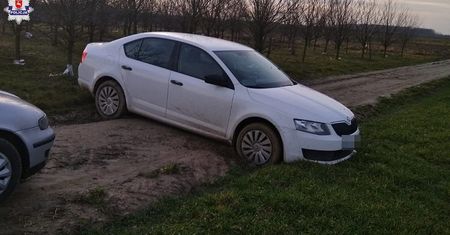 Ukradł samochód z kluczykami w środku. Podczas ucieczki wjechał w koleinę