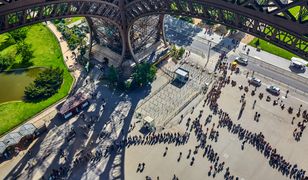 Afera we Francji. Pijani turyści zasnęli na Wieży Eiffla
