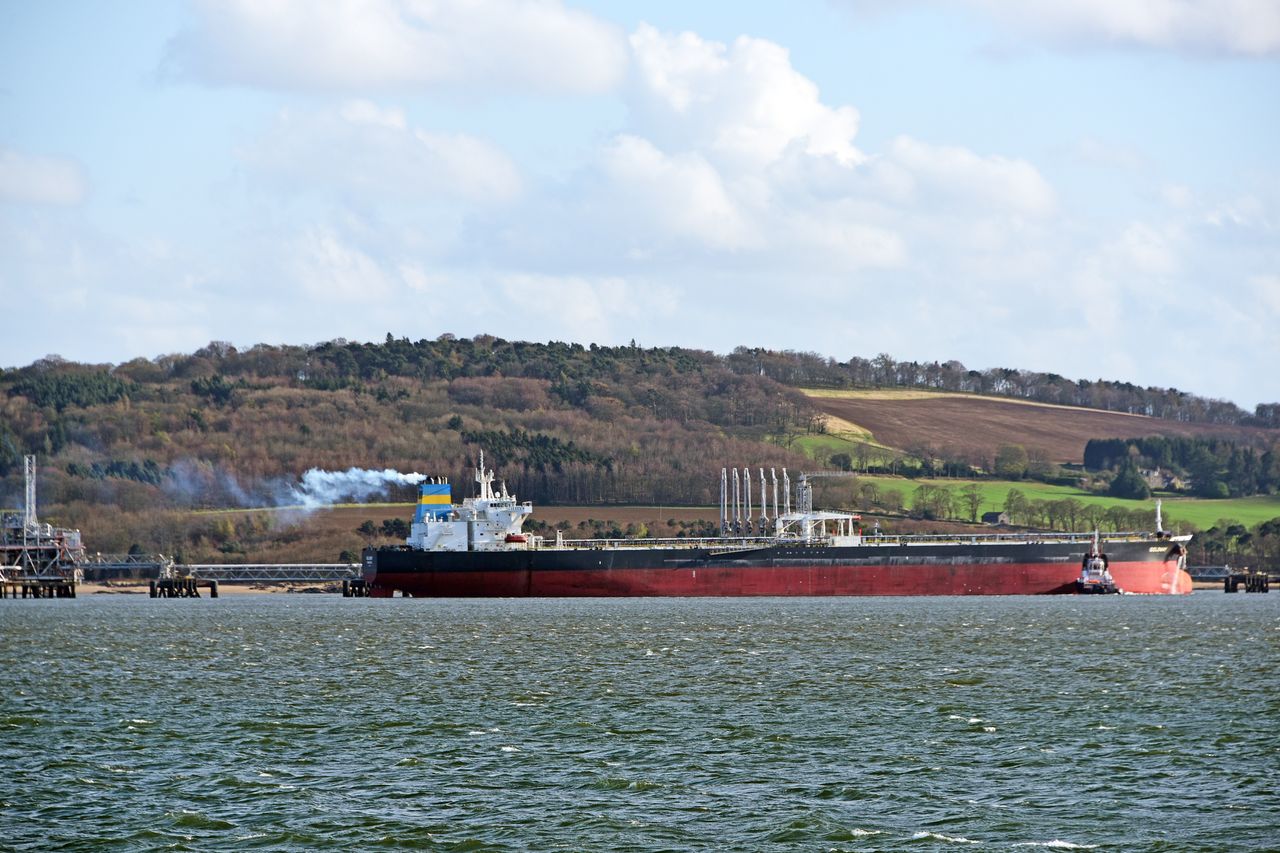 Shadow fleet tanker averts disaster in Gulf of Finland