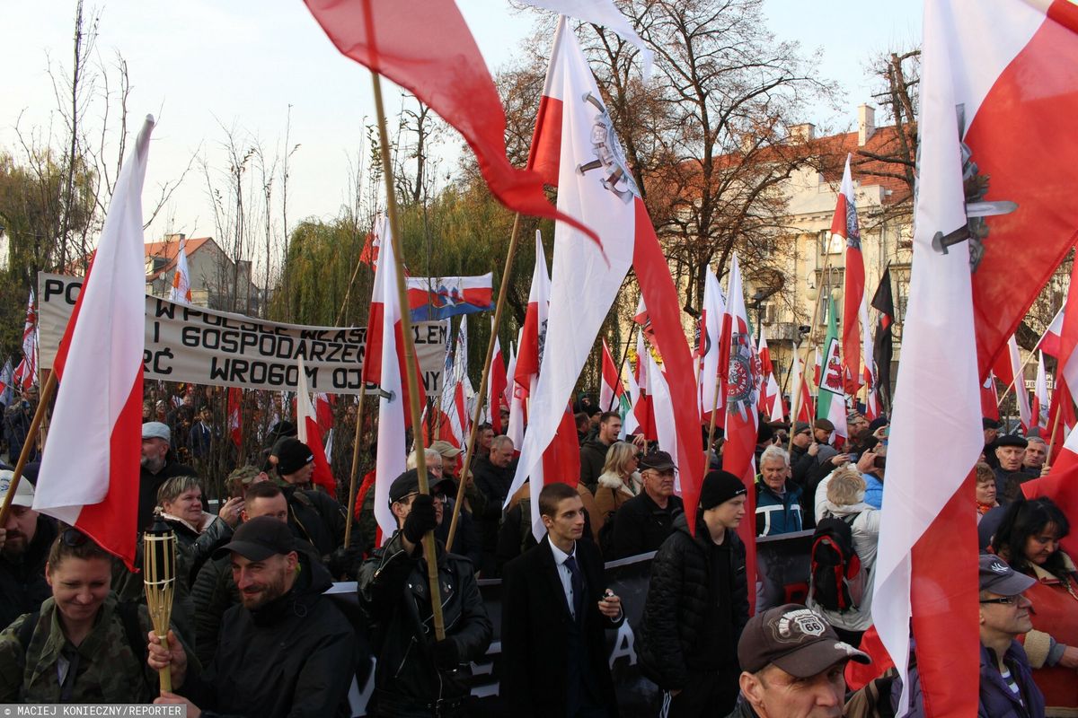 Skandaliczny marsz w Kaliszu. Jest prokuratorskie śledztwo. Na zdjęciu manifestacja z 11 listopada na placu Jana Pawła II w Kaliszu 