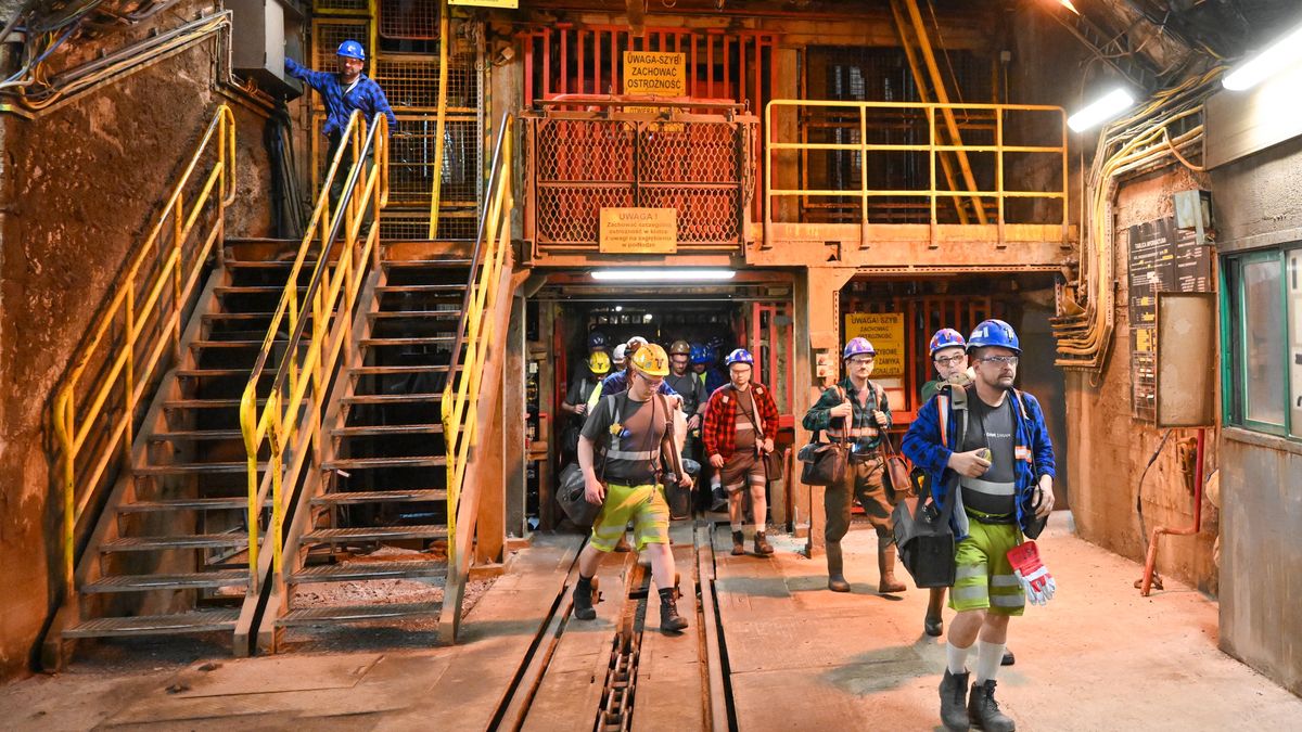 Wizyta w kopalni
Maciej Kulczy�ski
KGHM, kopalnia, media, medialna, Polkowice, przemys� wydobywczy, ruda miedzi, Sieroszowice, szyb, wizyta, g�rnictwo