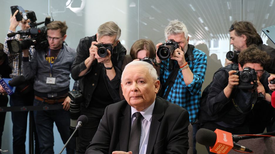 Warszawa, 15.03.2024. Wezwany na świadka prezes PiS Jarosław Kaczyński (C) podczas posiedzenia komisji śledczej ds. Pegasusa w Sejmie w Warszawie, 15 bm. Komisja ma zbadać legalność, prawidłowość i celowość czynności podejmowanych z wykorzystaniem oprogramowania Pegasus. (jm) PAP/Paweł Supernak