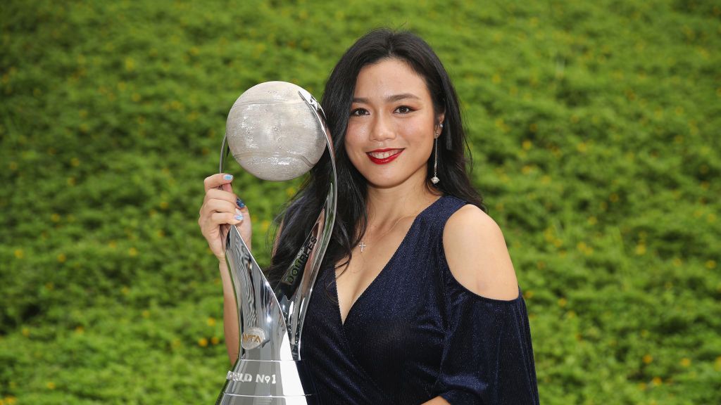 Yung-Jan Chan z trofeum za zajęcie 1 miejsca w rankingu deblistek w sezonie 2017