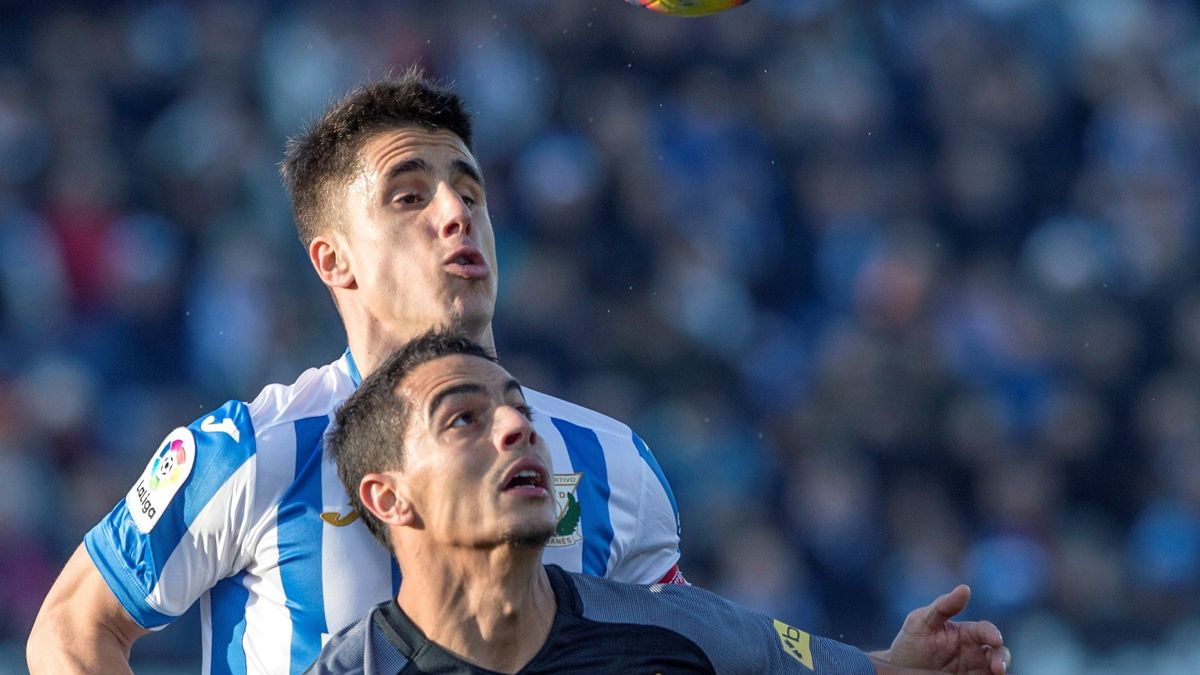 Unai Bustinza (z tyłu) i Wissam Ben Yedder (z przodu)