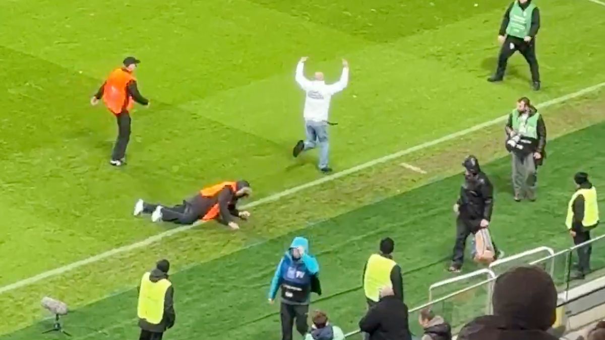 Twitter / Jakub Kłyszejko / Ochrona nie radziła sobie z kibicem