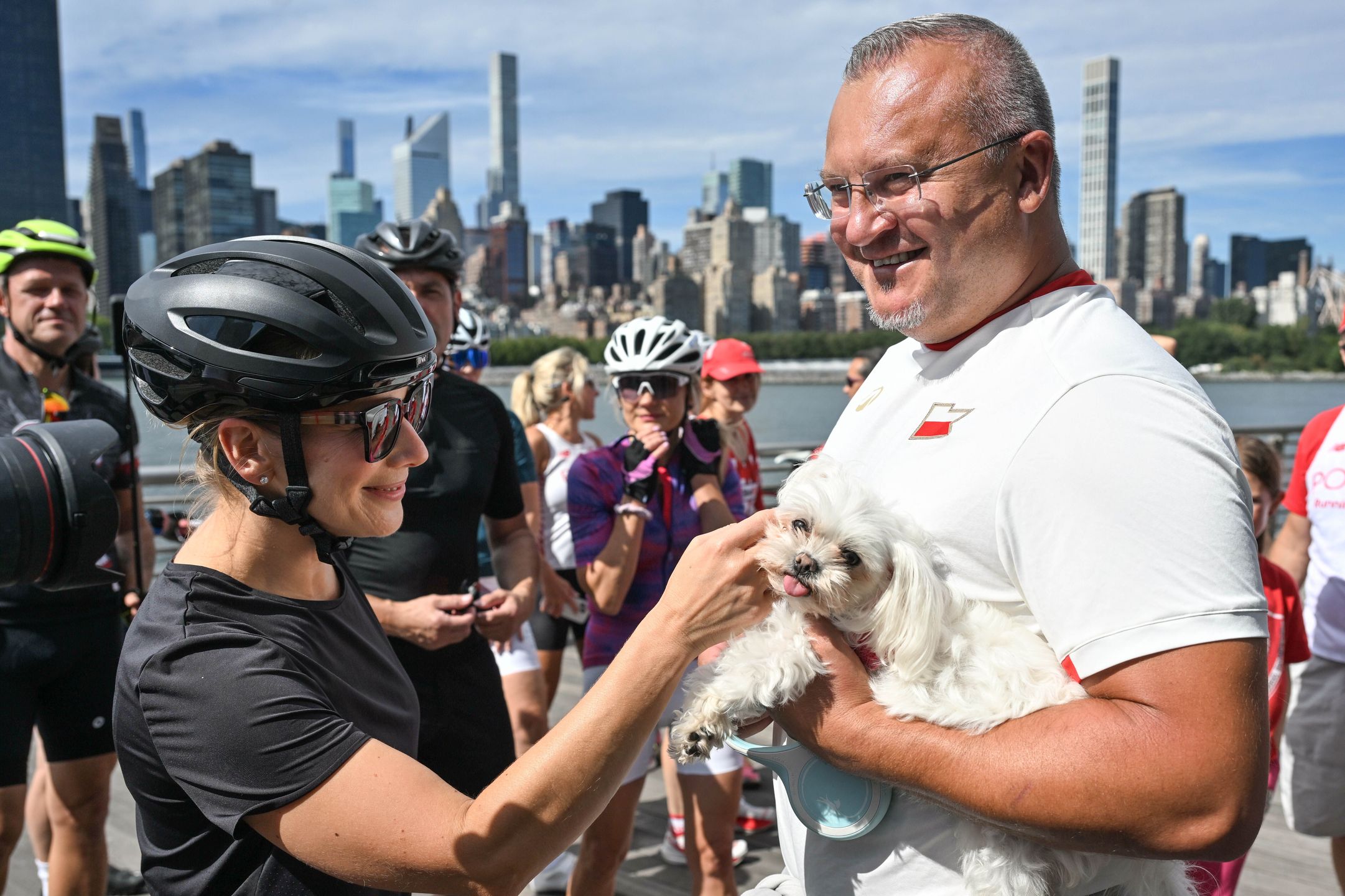 Nowy Jork, USA, 21.09.2026. Pierwsza dama Marta Nawrocka (L) podczas spotkania z członkami grupy NAROWERZE.US w Nowym Jorku, 21 bm. Prezydent RP z małżonką kontynuują oficjalną wizytę w Stanach Zjednoczonych Ameryki. (sko) PAP/Radek Pietruszka