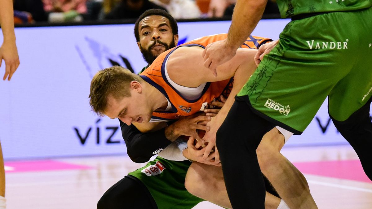 Archiwum prywatne / Dorota Murska / Maurice Watson i Dominik Grudziński w walce o piłkę