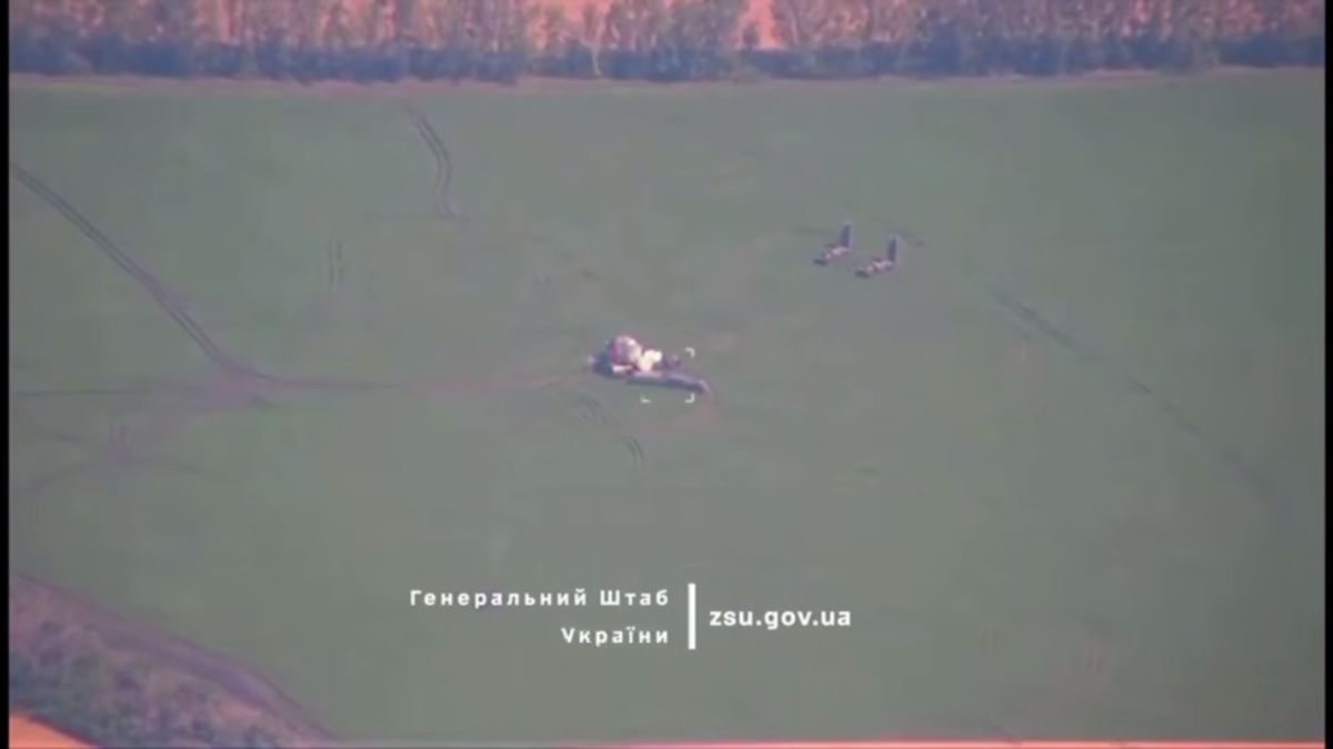 Moment eksplozji rakiety GMLRS nad baterią S-400 Triumf.