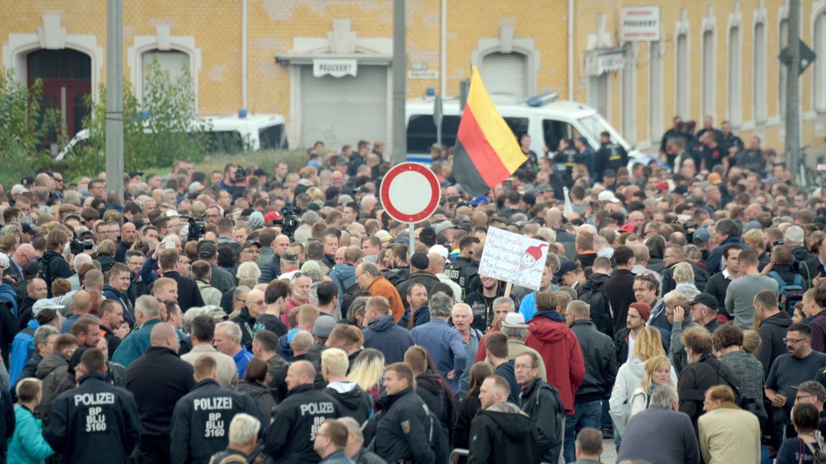 Zdjęcie okładkowe artykułu: PAP/EPA / Jens Schlueter / Na zdjęciu: protesty w Chemnitz