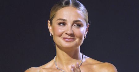 Socha w "nagiej spódnicy". Spójrzcie, na jaki kostium ją wsunęła