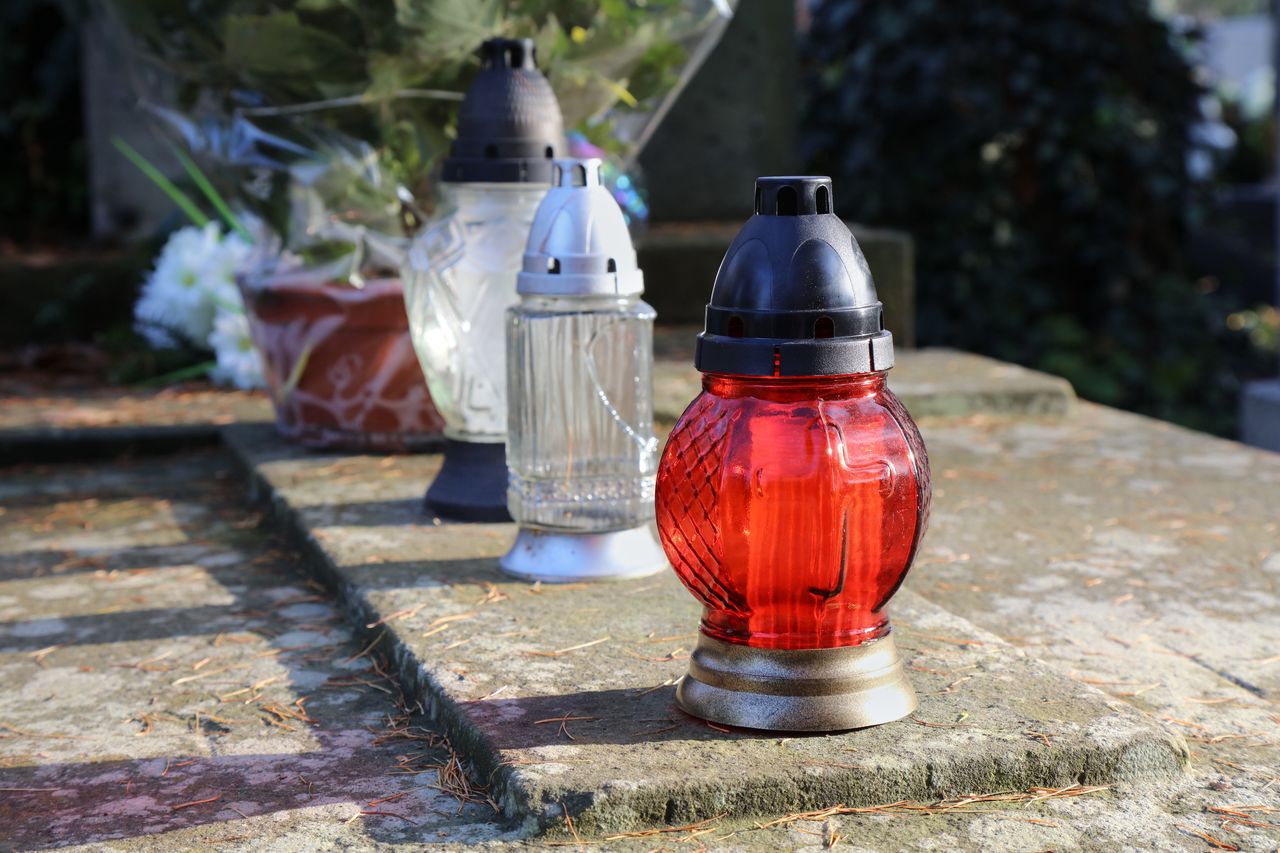 Toruń: Ile zapłacimy za znicze i wiązanki przed Wszystkimi Świętymi?