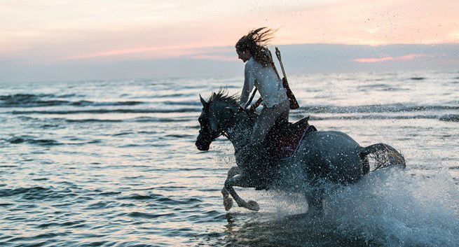 Historia mistrzyni świata w łucznictwie konnym Anny Sokólskiej w spocie Mazdy (wideo)