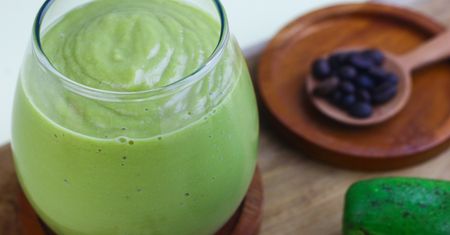 Weź dwa składniki i zblenduj. Tak przygotowane smoothie pomoże ci zwalczyć ochotę na słodycze