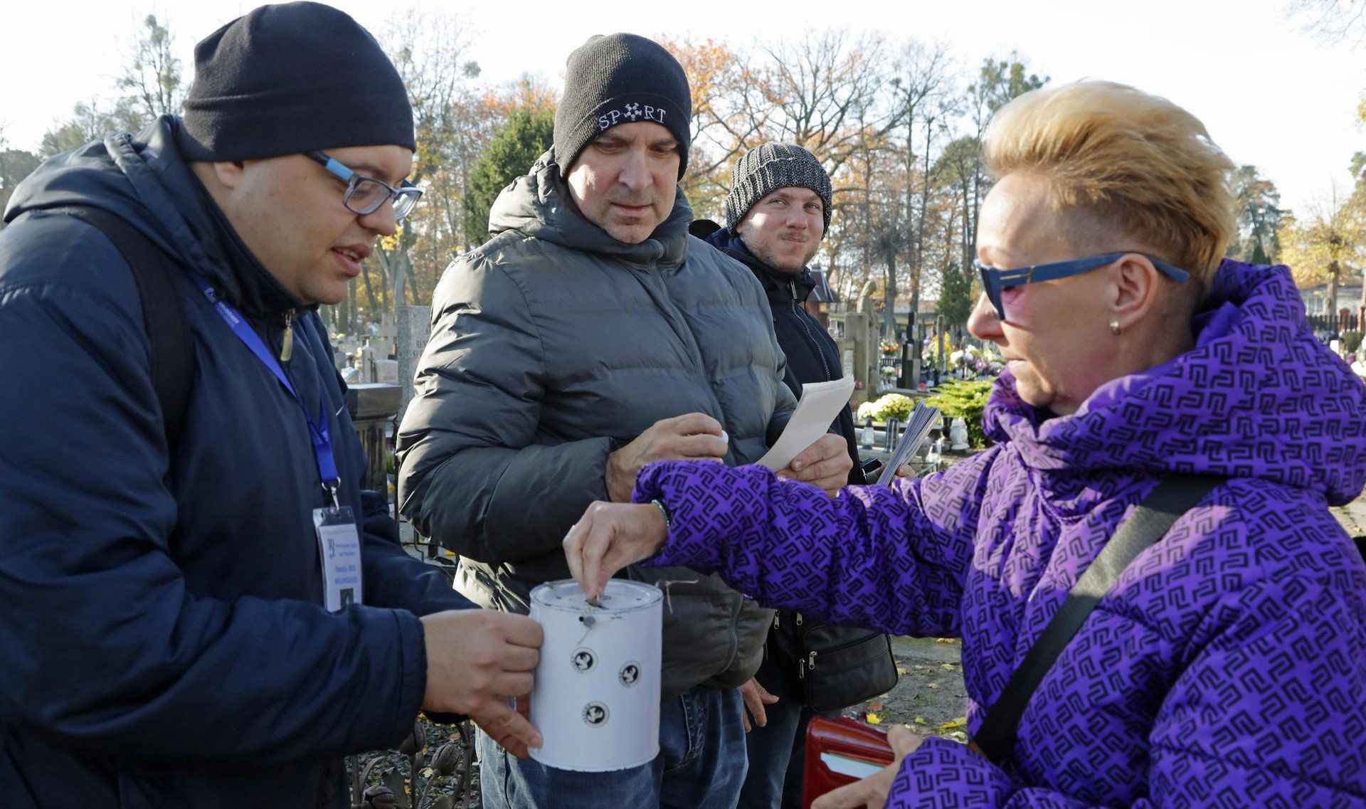 Wolontariusze od rana kwestują na rzecz odnowy historycznych nagrobków w Grudziądzu
