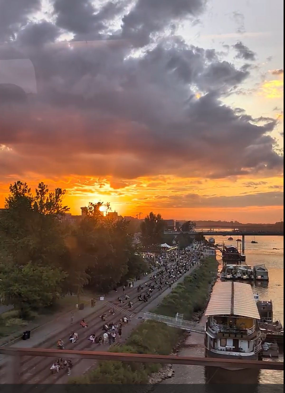 Niebo nad Warszawą zapłonęło. "Wow, nagrywaj!"