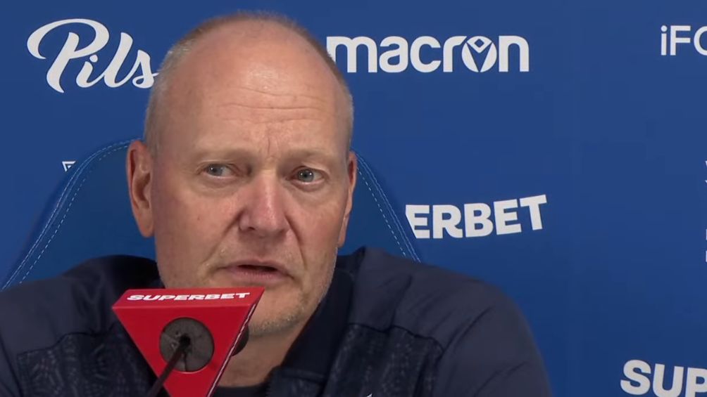trener Niels Frederiksen podczas konferencji prasowej