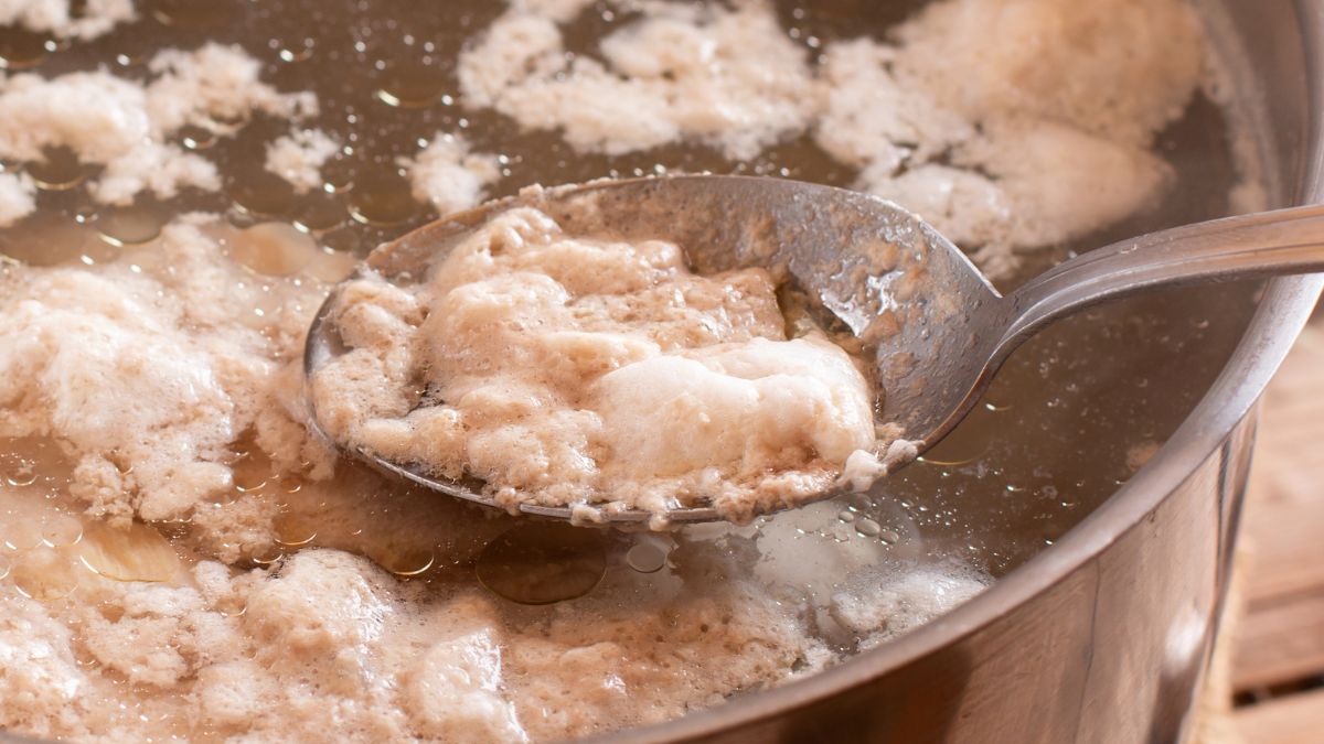 Szumowiny sprawiają, że rosół staje się mętny 