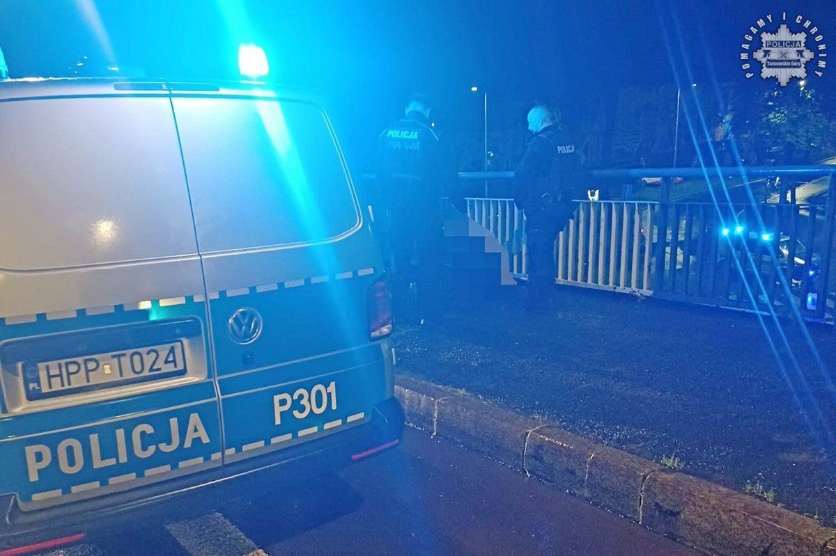 Stanął na skraju mostu i chciał skoczyć. Szybka reakcja policjantów zapobiegła tragedii
