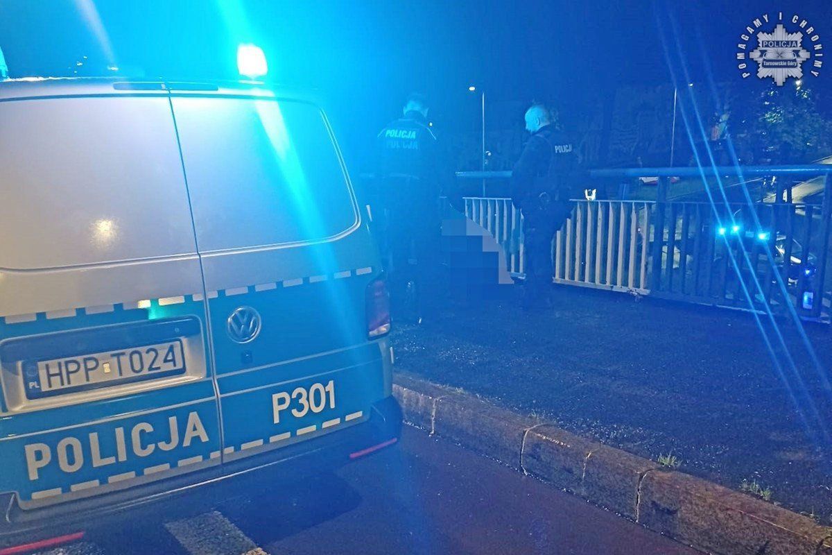 Stanął na skraju mostu i chciał skoczyć. Szybka reakcja policjantów zapobiegła tragedii