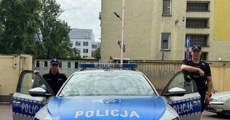 Resuscytacja przeprowadzona przez  policjantów uratowała życie 22-latka.