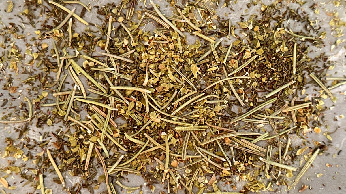 Zioła prowansalskie nie tylko dodają smaku potrawom, lecz także wspierają trawienie i dobre samopoczucie.