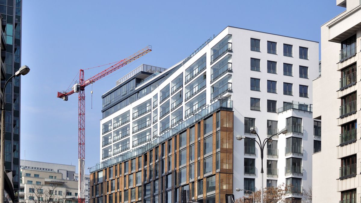 żuraw, dźwig, budowa, miejsce pracy, budownictwo, konstrukcja, architekt, architektura, belka, biznes, budowlanych, chata, chmury, gród, hodowla, inżynieria, kabel, maszyna, maszyny, metal, miejski, mocny, niebo, nowoczesny, podnoszenia, praca, projekt, robotnik, rusztowania, stal, struktura, szafot, wykonawca, wznoszenia, zabudowania, zawód, kabina, deweloper