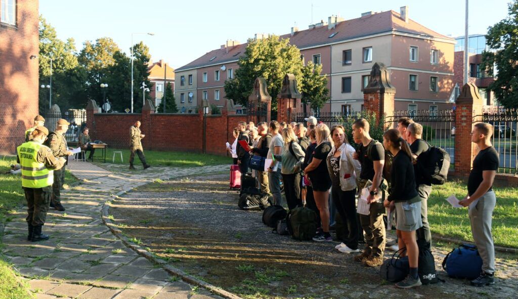 Śrem: „Wakacje z WOT”. 130 ochotników rozpoczęło wojskowe szkolenie
