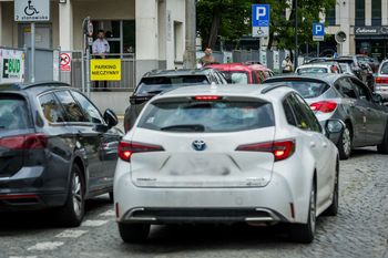 Parking przy Wojewódzkim Szpitalu Dziecięcym w Bydgoszczy czasowo zamknięty. Rodzice małych pacjentów są zaskoczeni