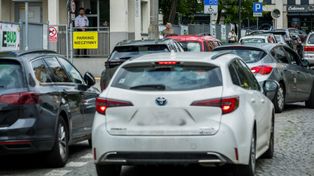 Parking przy Wojewódzkim Szpitalu Dziecięcym w Bydgoszczy czasowo zamknięty. Rodzice małych pacjentów są zaskoczeni