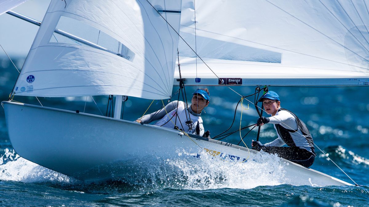 Zdjęcie okładkowe artykułu: Materiały prasowe / Sailing Energy / World Sailing / Na zdjęciu: Agnieszka Skrzypulec i Jolanta Ogar na jachcie olimpijskiej klasy 470