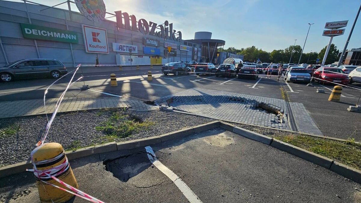 Zapadł się fragment parkingu przed Galerią Mozaika w Lublinie